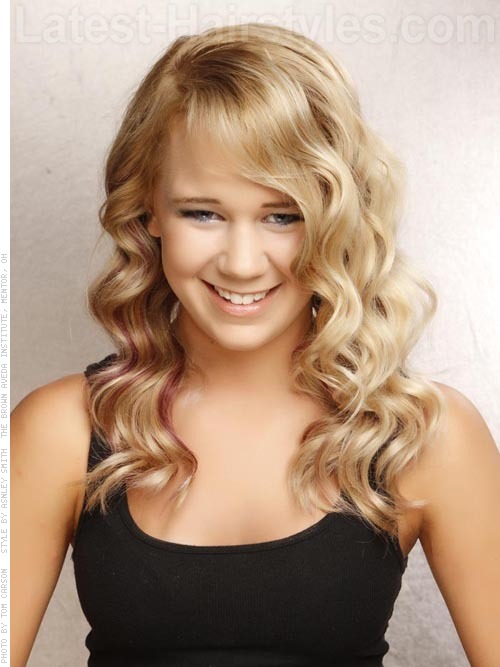 cute blonde hairstyle with long fun waves