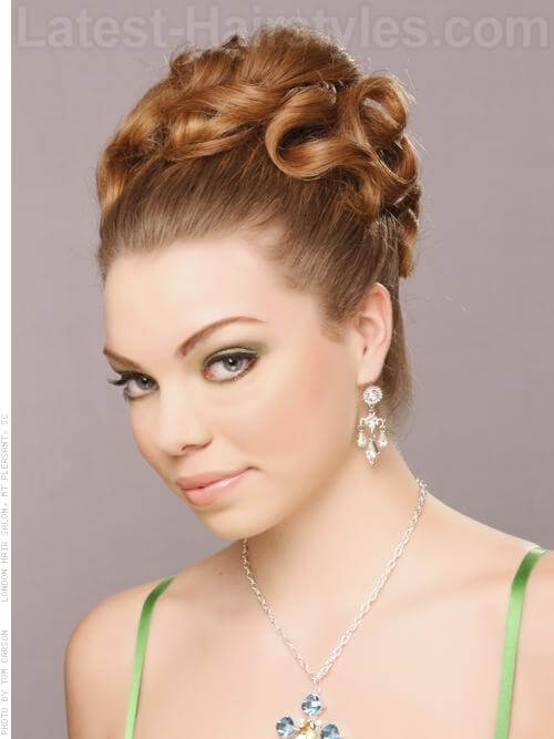 Gorgeous and Sleek Romantic Prom Updos