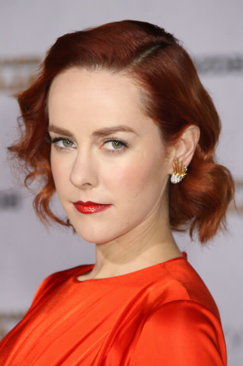 Jena Malone Short Hairstyle with Deep Part