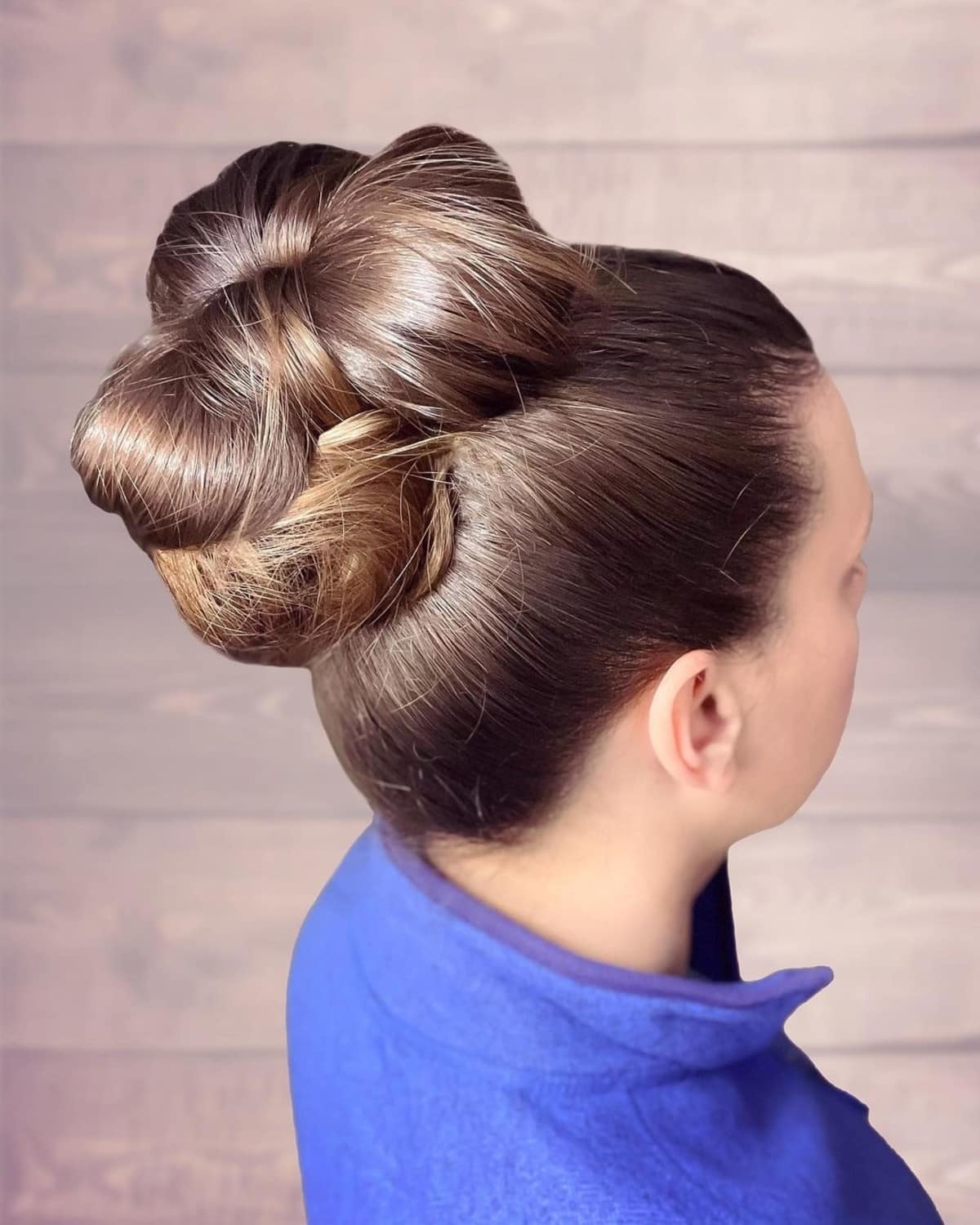 Simple 60s top bun hairstyle