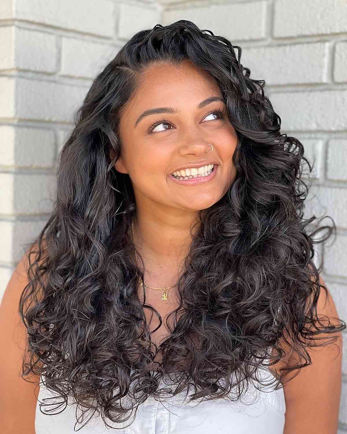 a long curly hair with layers for ladies with fatter face shapes