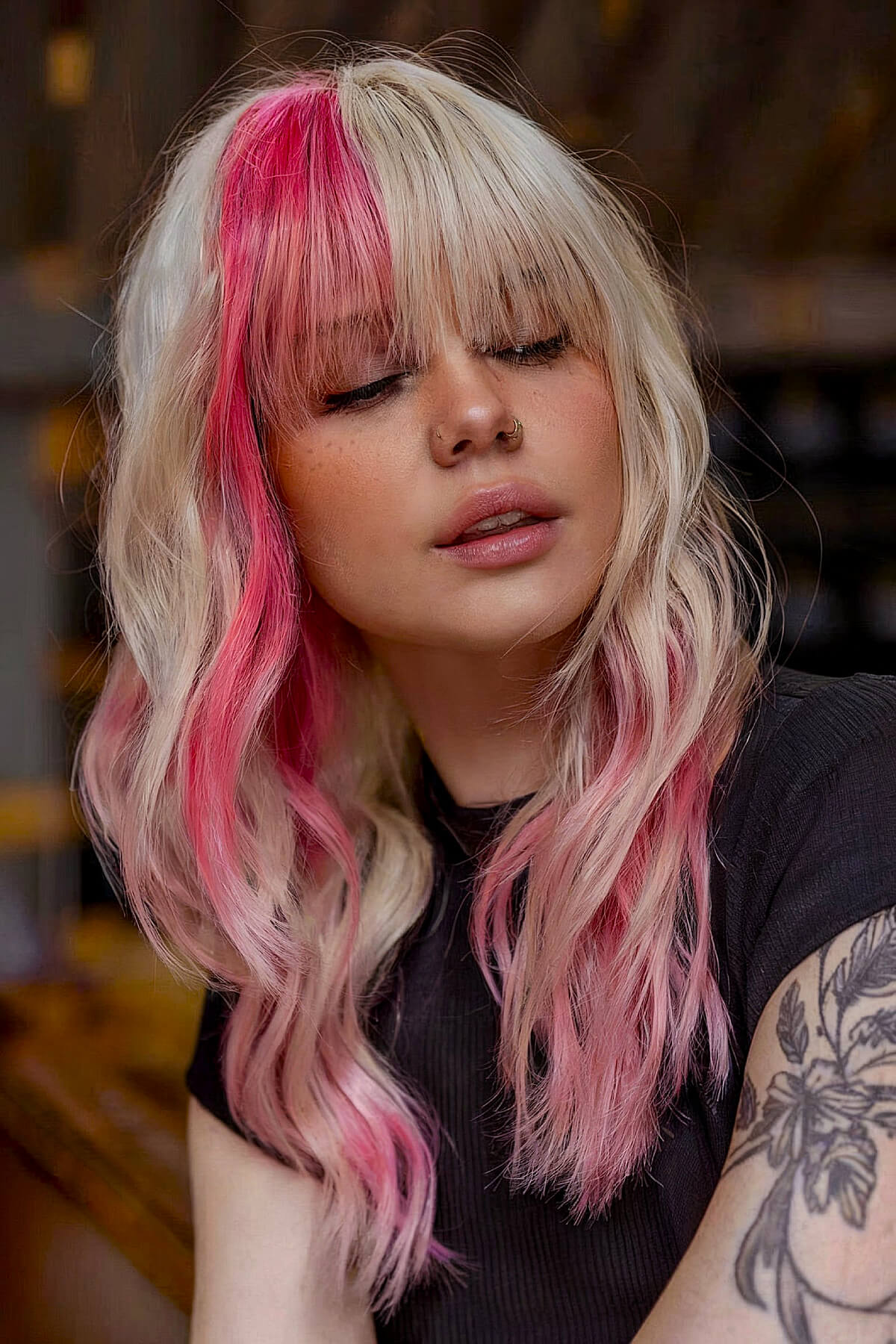 Y2K-inspired medium length layered haircut with pink highlights