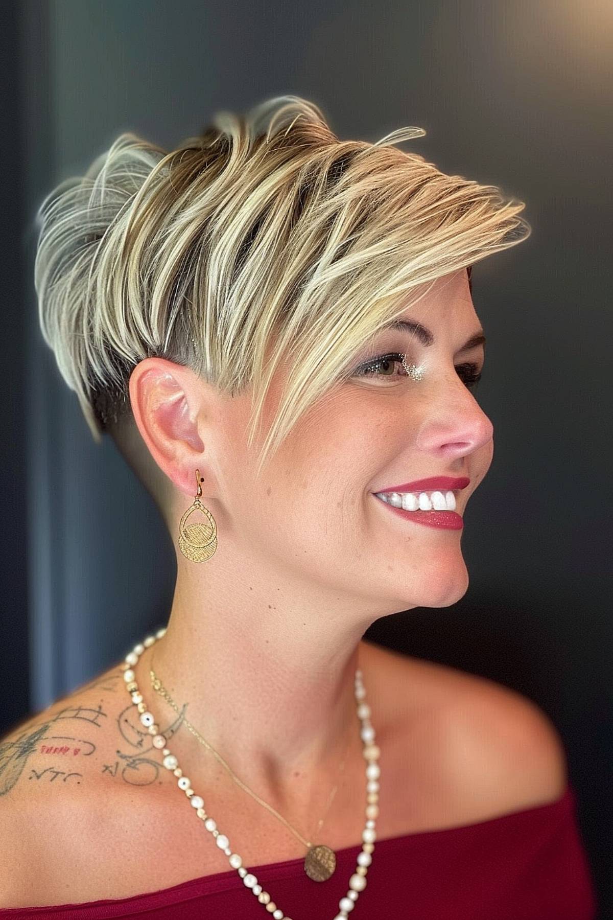 The stylish woman rocked an angled pixie cut with a subtle undercut and blonde highlights that accentuated the sharp lines of the cut.