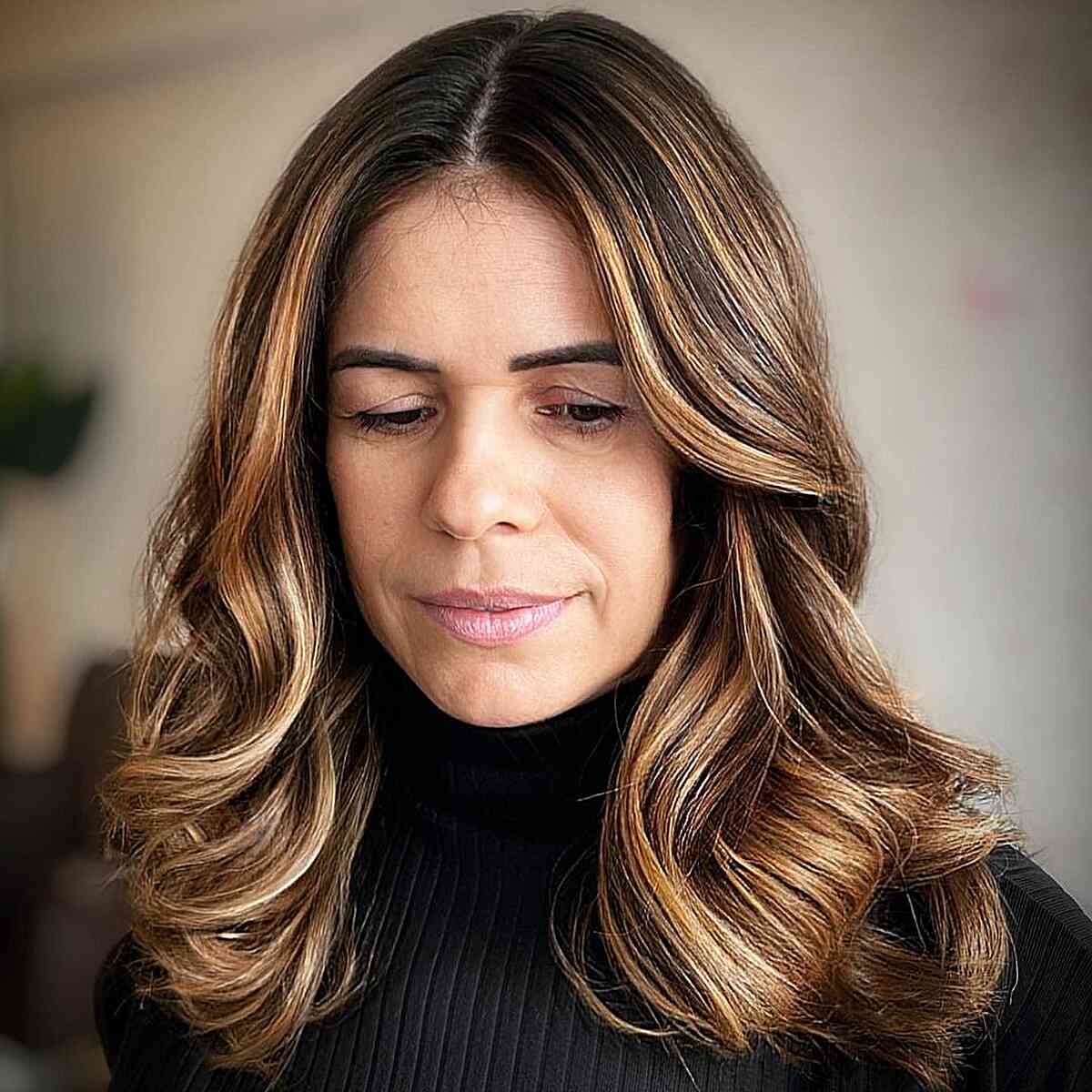 Autumn Warm Brown-Blonde with Dark Roots for Mature Women with Mid-Long Hair