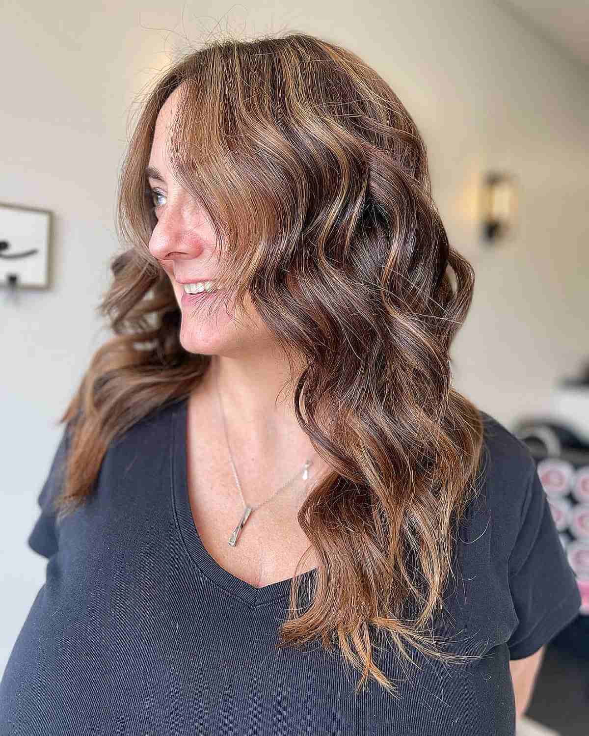 Beach Wavy Brown Hair with Subtle Highlights for a Woman Over 40 Years Old