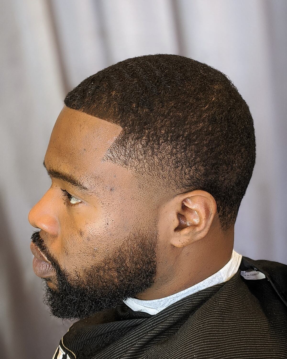 Corte desvaído de barba para hombre negro