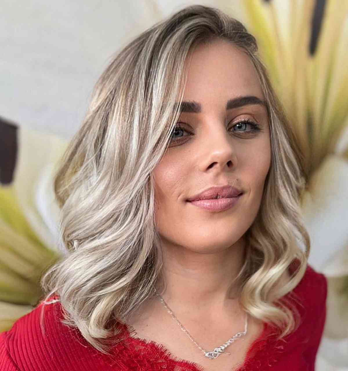 Beautiful Blonde Collarbone-Length Hair with Curled Ends