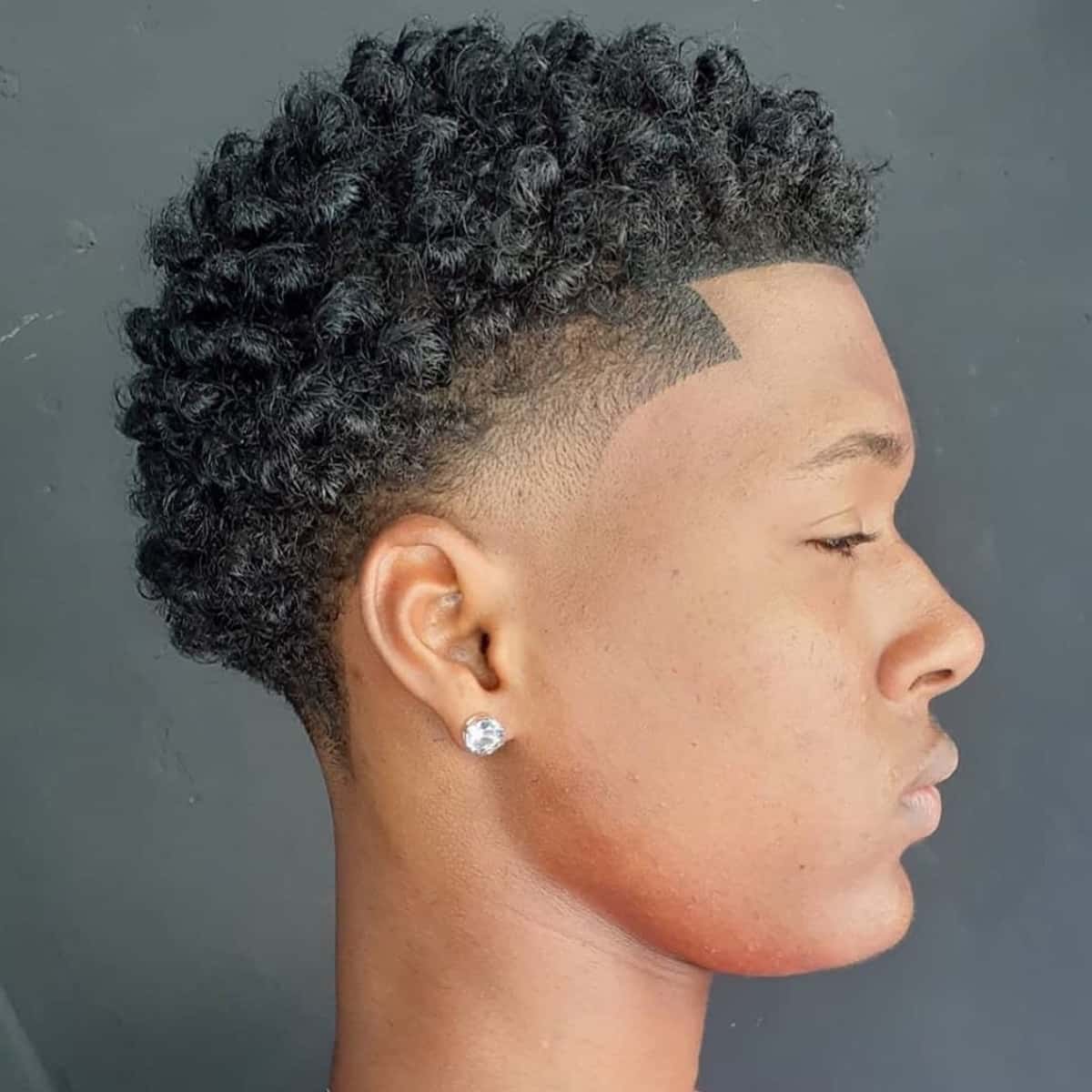 20 Best Temp Fade Haircuts For Men Trending In 2021 If you want to change you look with hairstyle than you can try to fade haircut, with faded when it's an afro fade, temple fade, taper fade, high top fade, or skin fade, black men's haircuts look great with faded hair all over the sides. 20 best temp fade haircuts for men