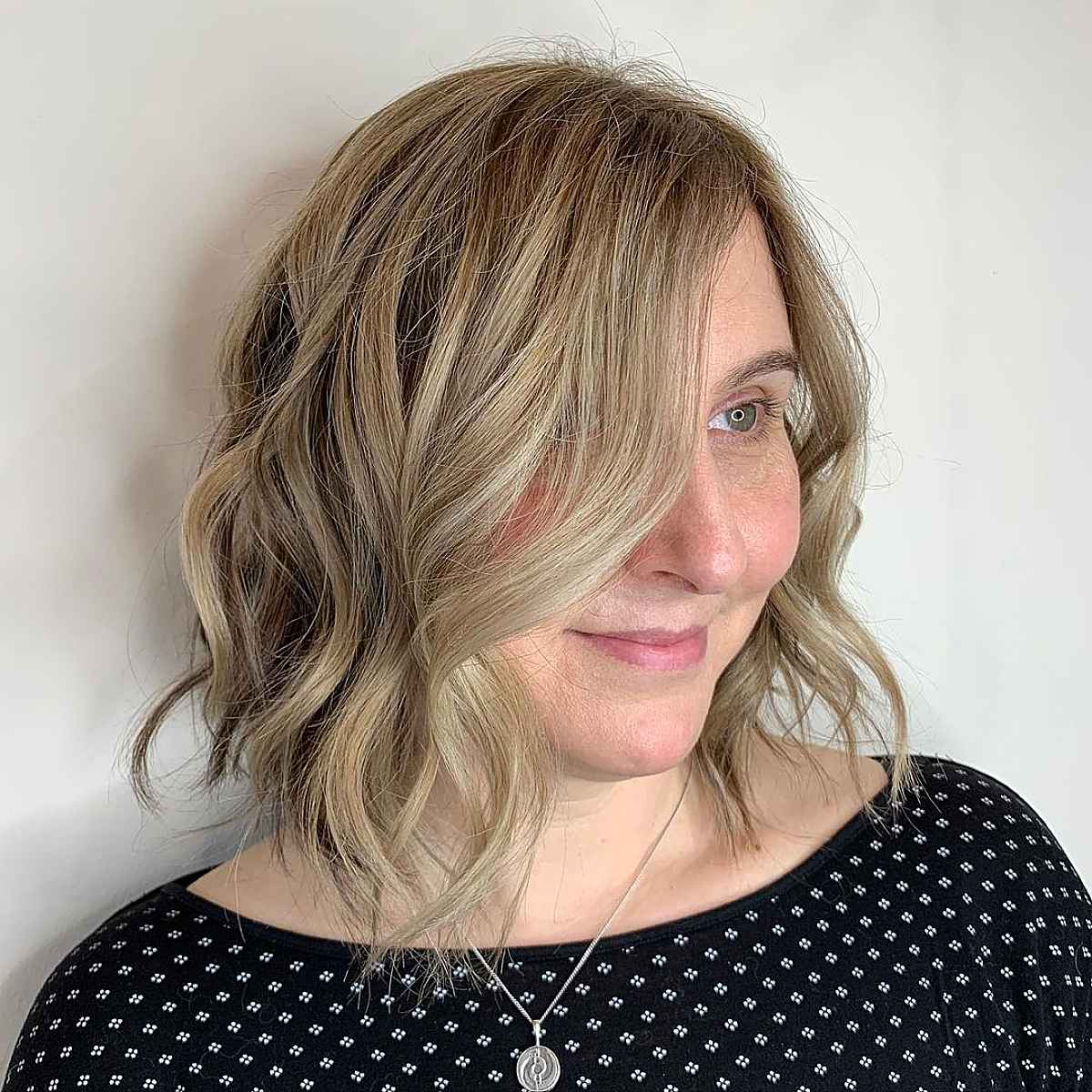 Blunt Cut Lob with Beach Waves for Rounder Face Shapes