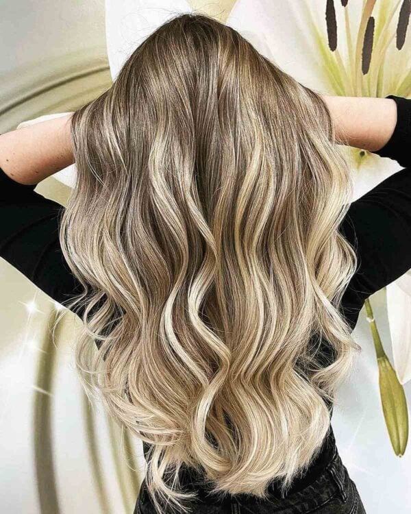 38 Light Blonde Highlights For A Radiant Look In 2025