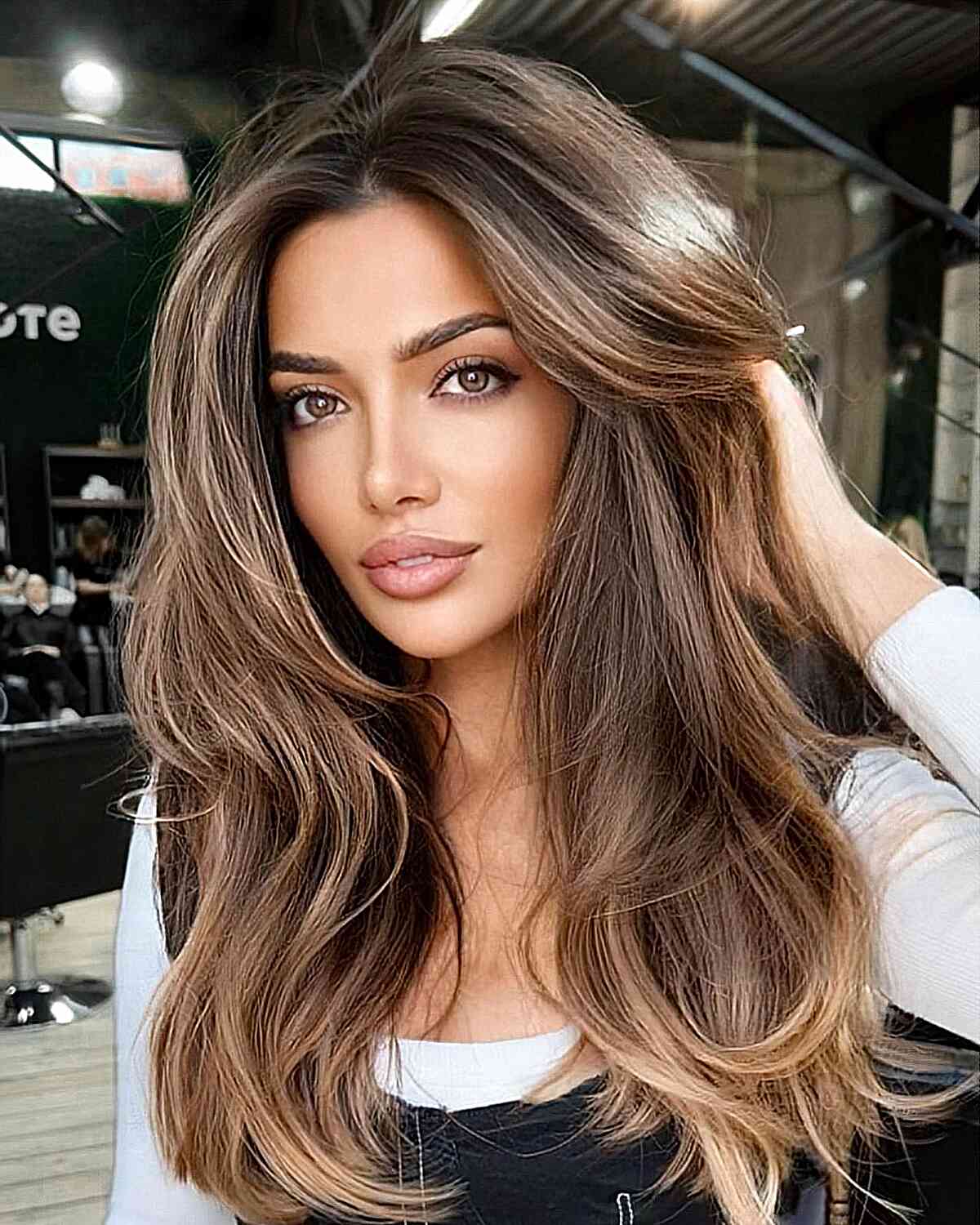 15 Types of Highlighted Hair With Pictures (Updated 2023)
