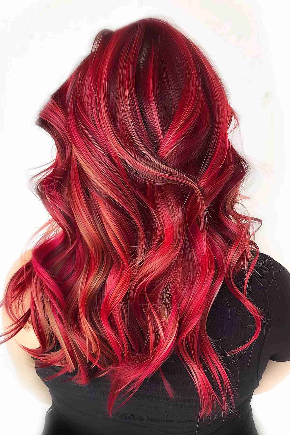 Dense hair with cherry red color and vibrant highlights for a luminous look.