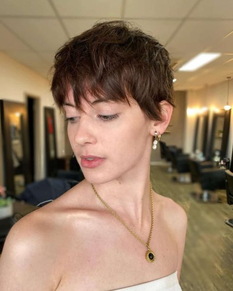 A chic brunette pxie for lush tresses