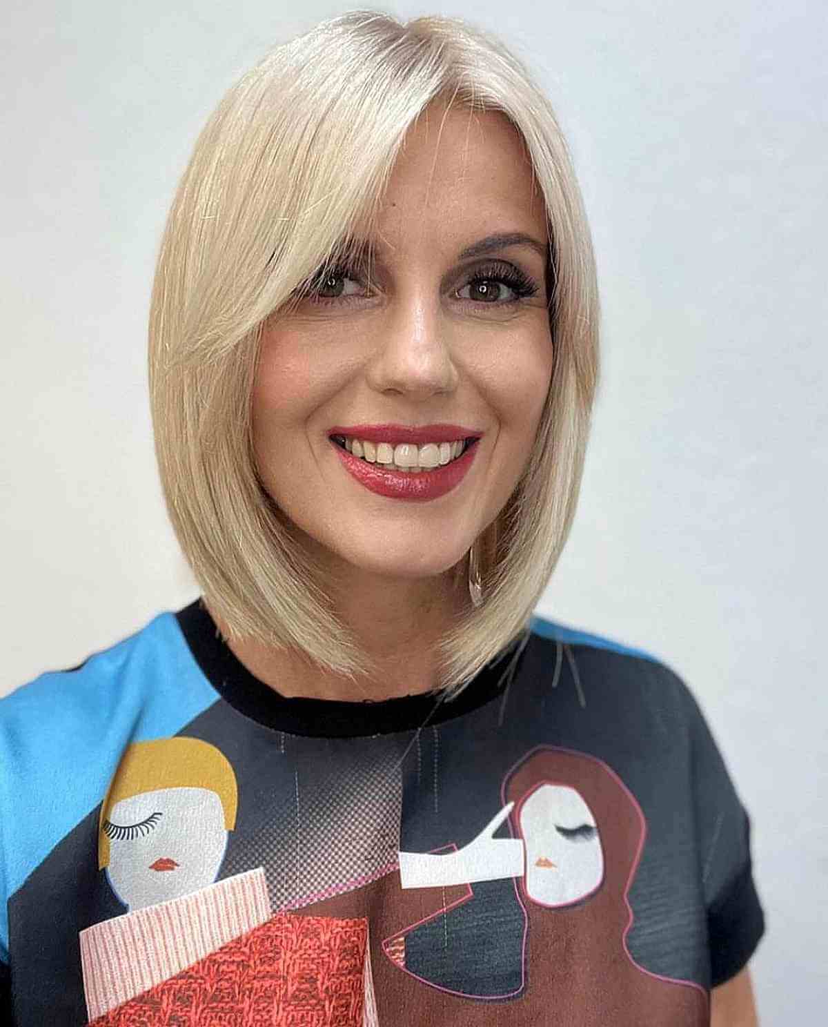 Chic Side-Parted Blonde Bob for Fine Hair