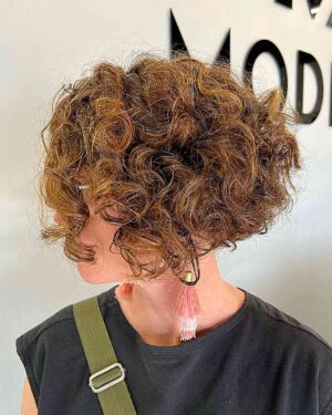 25 Charming Chin-Length Curly Hairstyles For a Sweet Look