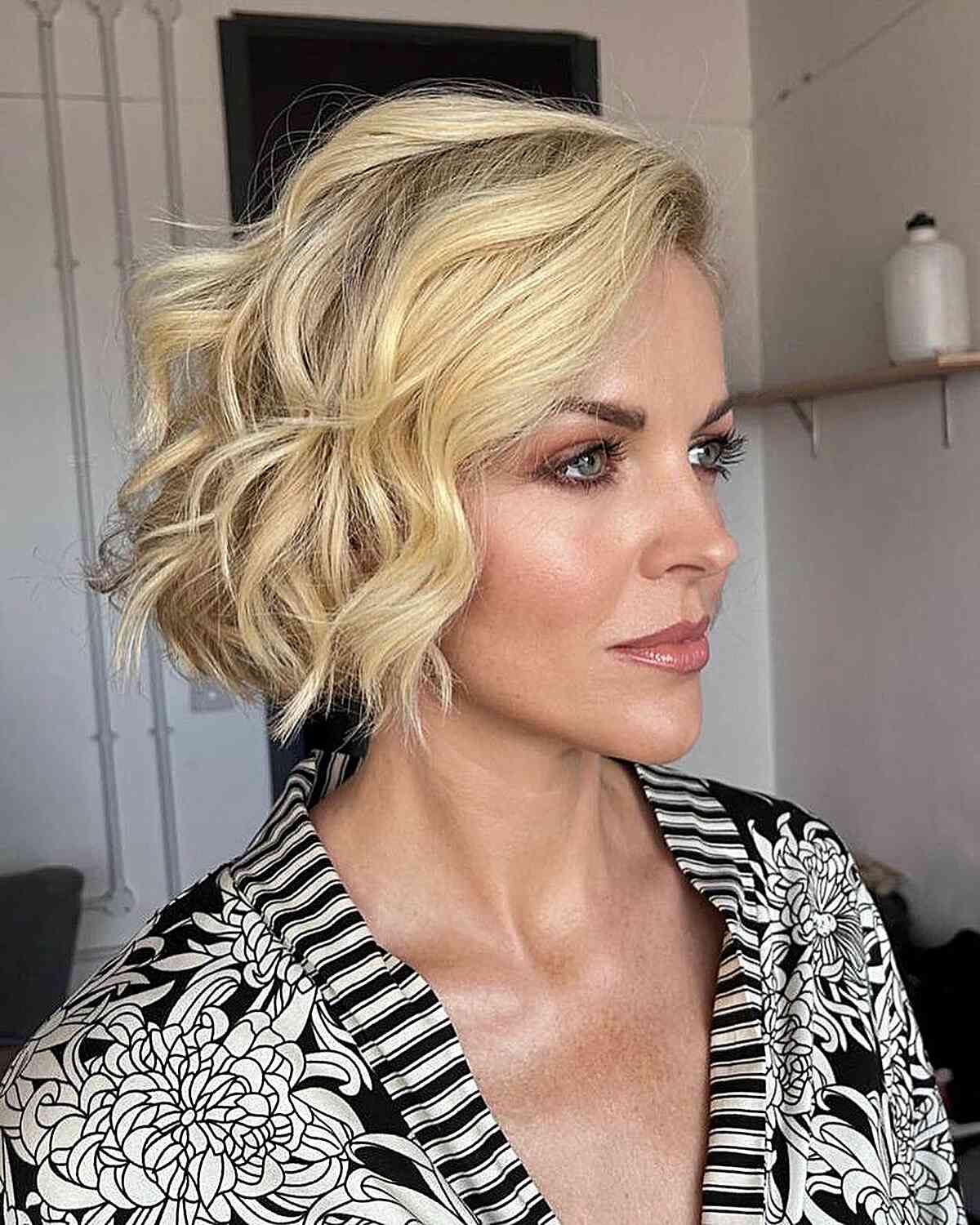 Chin-Length Wavy Blonde Bob with Deep Side Part for Fine Hair