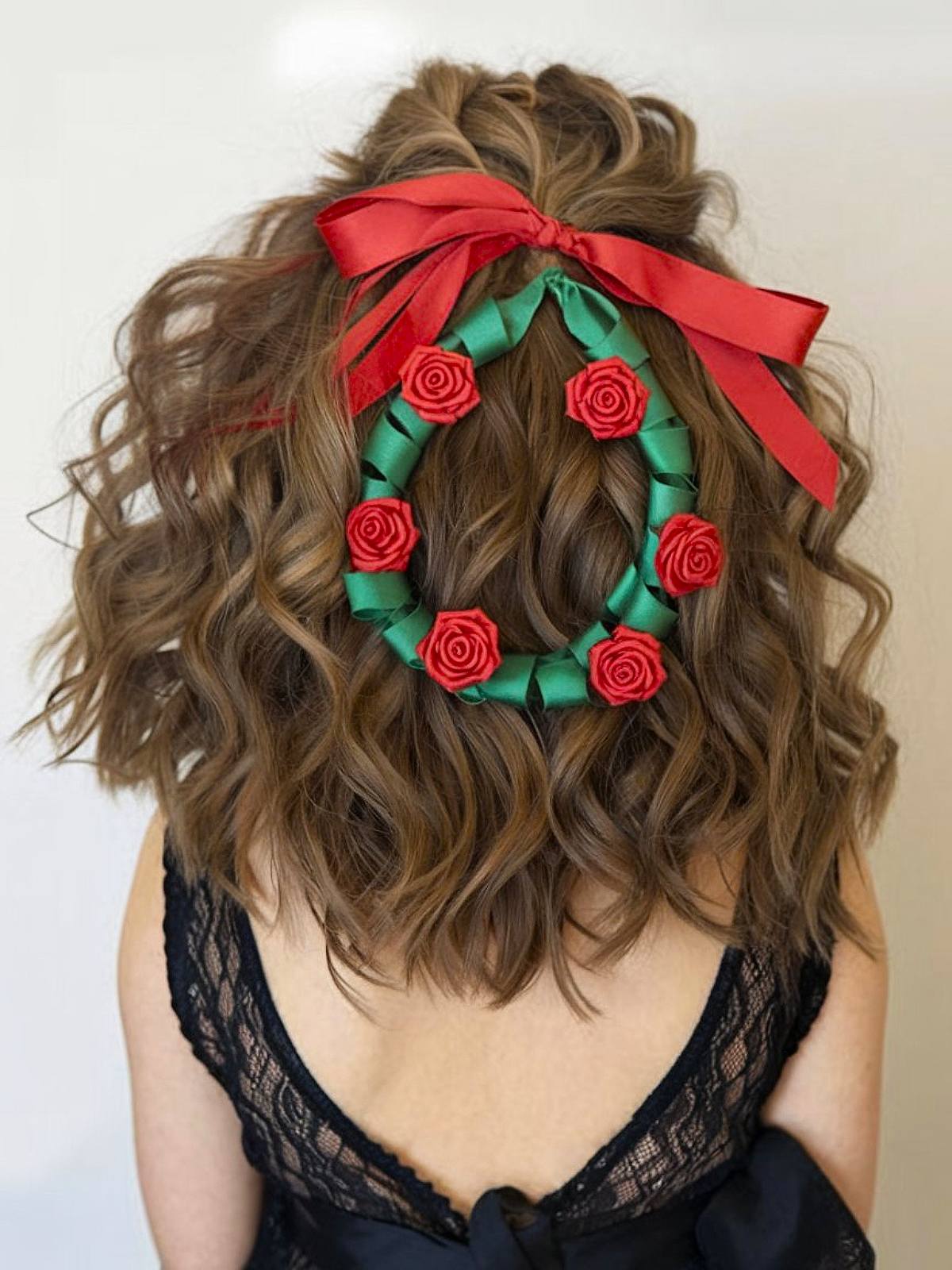 Short wavy hair with a wreath-shaped ribbon and bow for a festive Christmas hairstyle