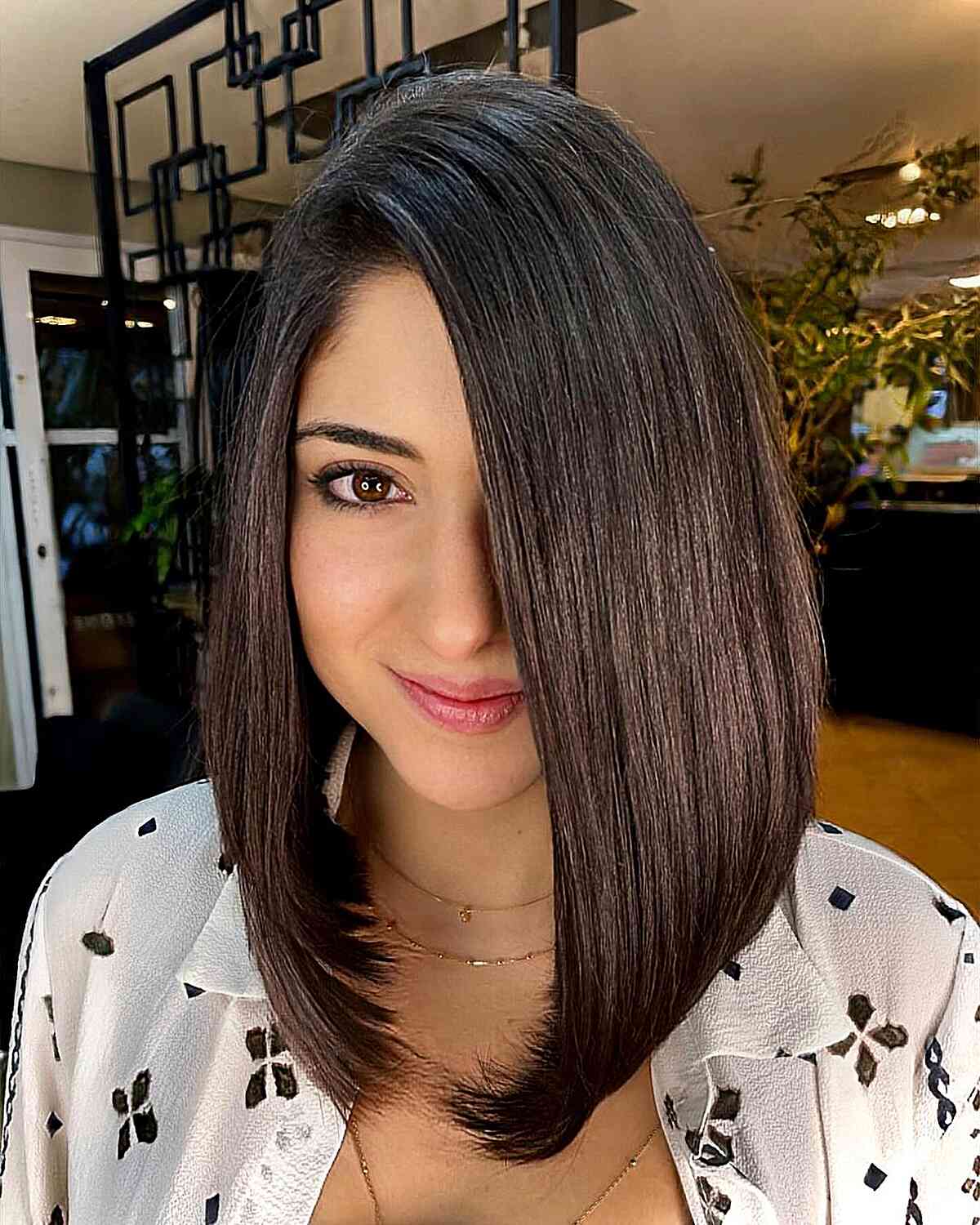 Collarbone-Length Graduated Lob with Deep Side Part