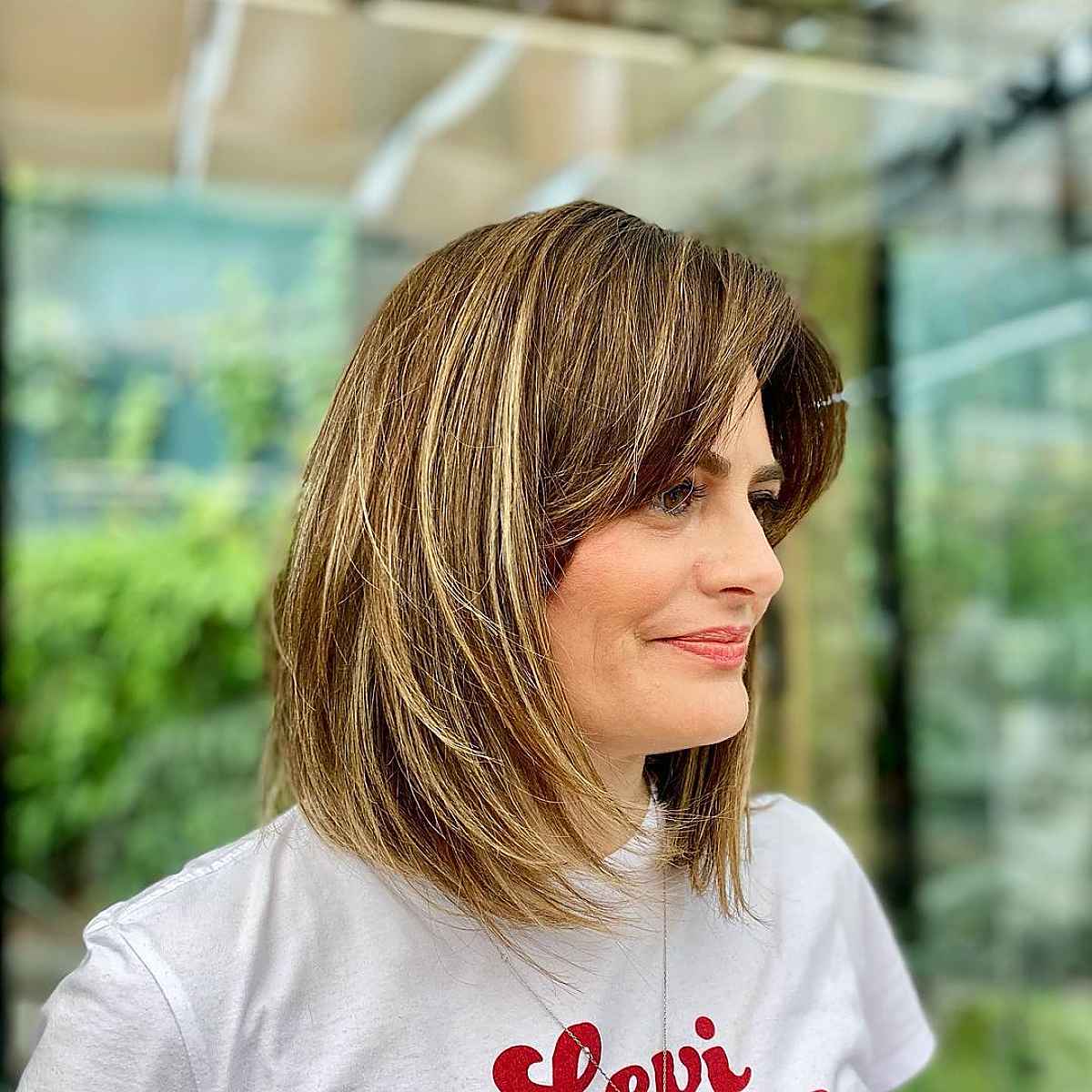 Trendy Collarbone-Length Layered Bob with Highlights