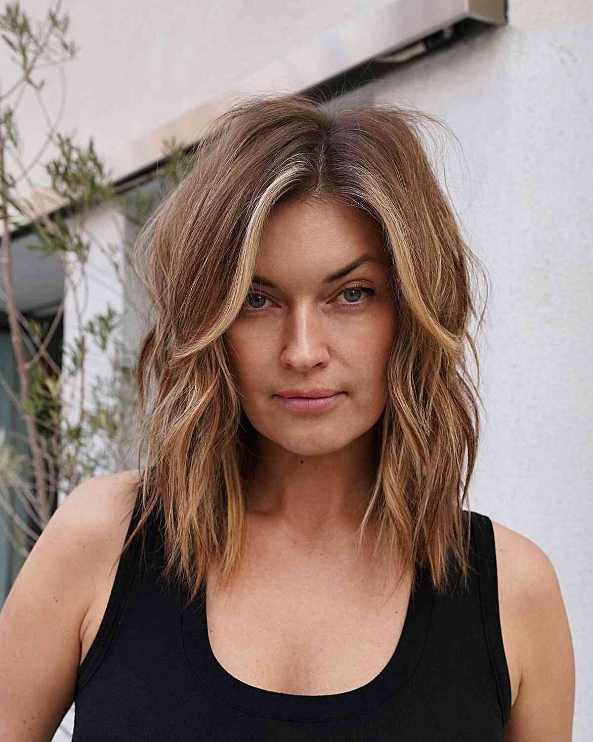Collarbone-Length Shaggy Texture on a Lob Cut with blonde balayage