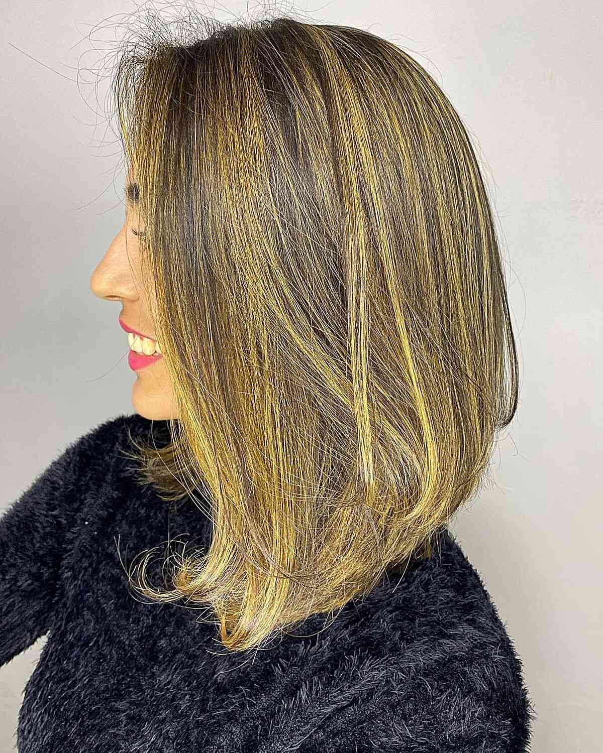 Collarbone-Length Warm Blonde Stacked Lob with Slight Graduation