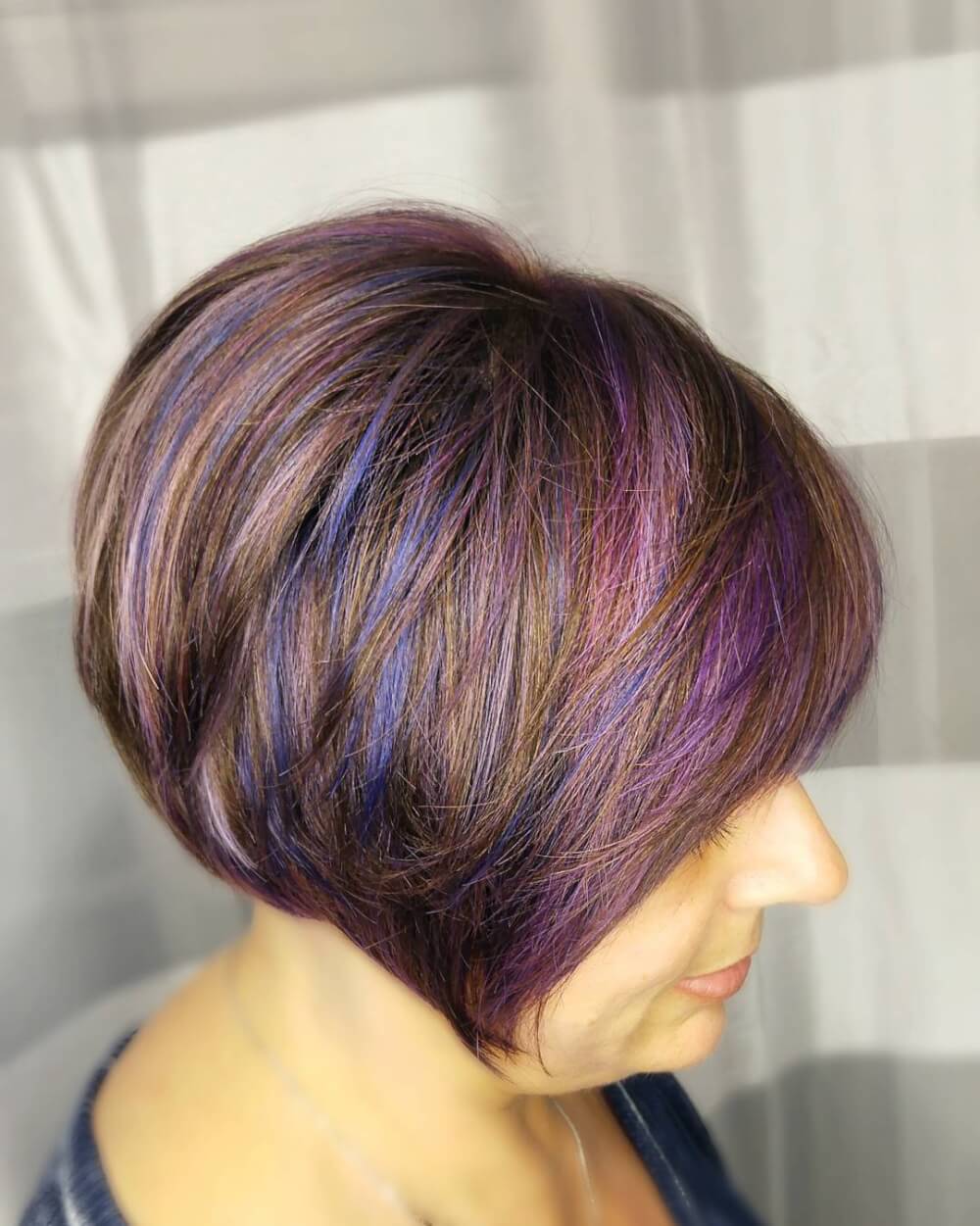 Креативная синяя и фиолетовая стрижка боб на короткие и средние волосы