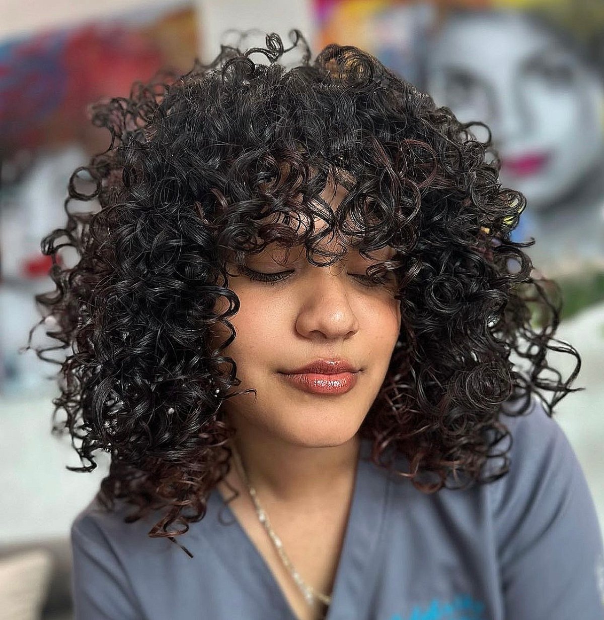 Curly brunette Cadō cut with dense ringlets and natural hair volume
