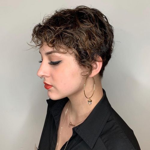 29 short curly hairstyles to enhance your face shape