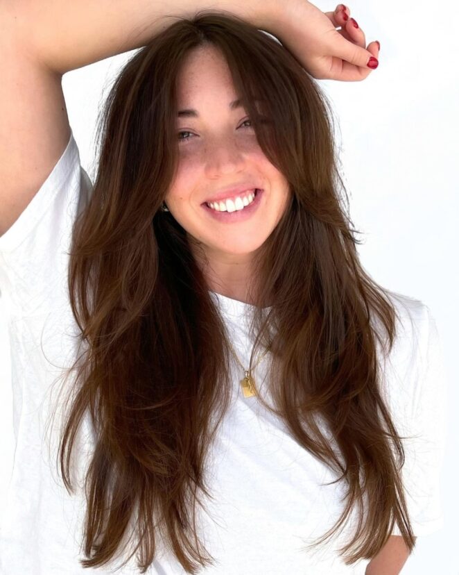 30 Best Ways To Wear Curtain Bangs For Straight Hair According To Stylists how-to-style-curtain-bangs-in-new-ways-knowinsiders