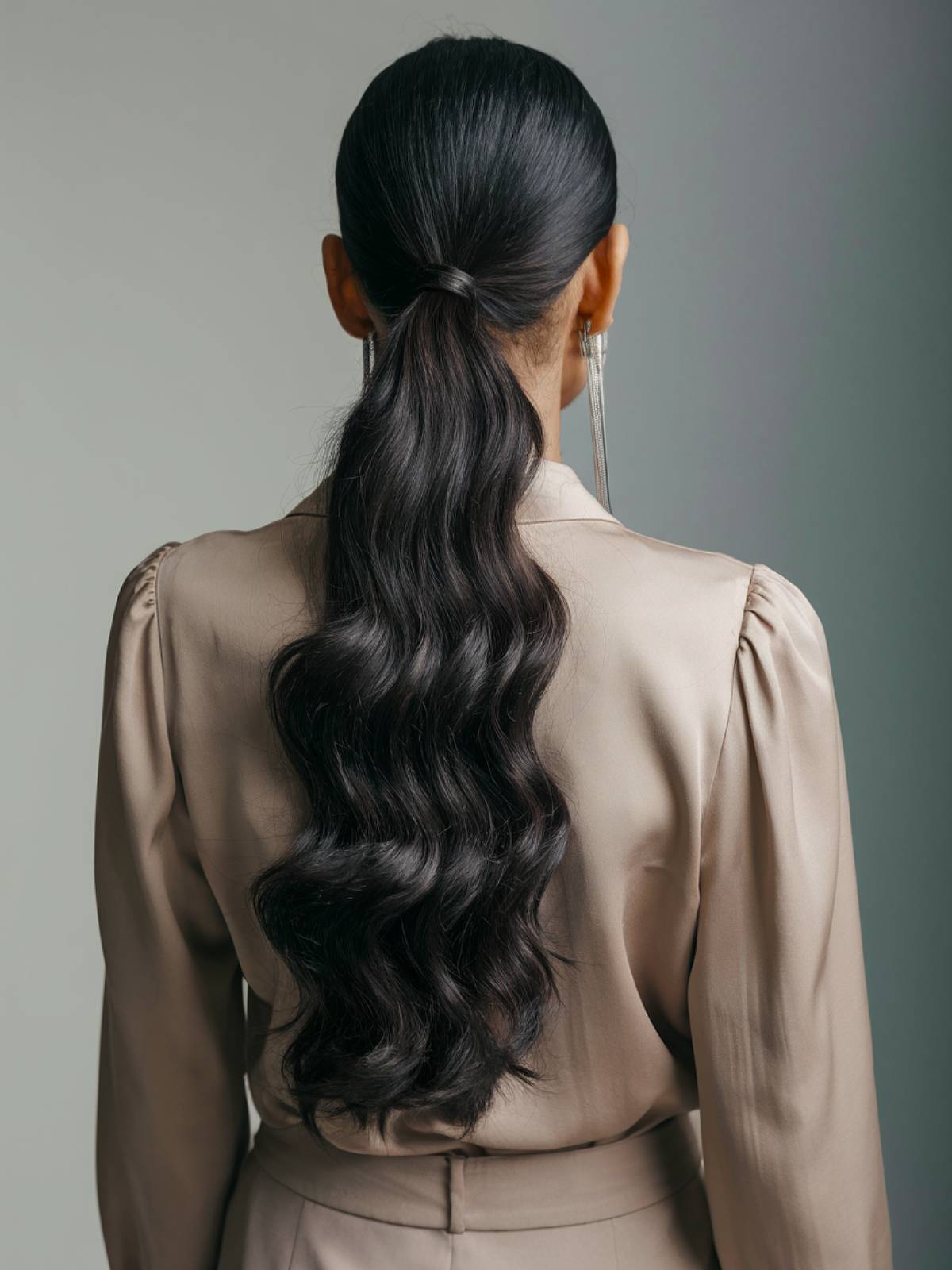 A long, wavy ponytail with a natural flow, showcasing a romantic Latina hairstyle with soft movement