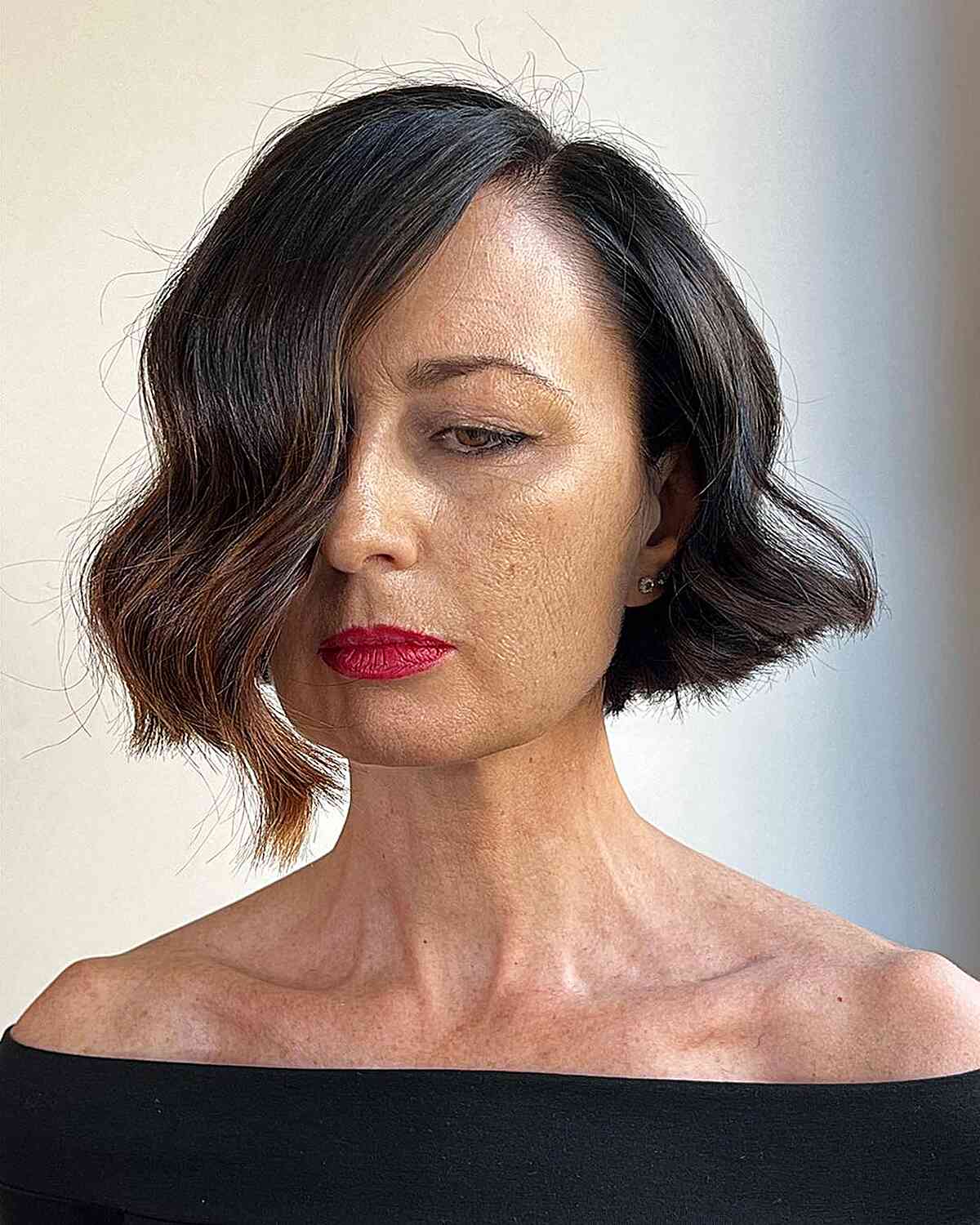 Deep Side Part Wavy Bob for 40-year-old Women's Short Hair