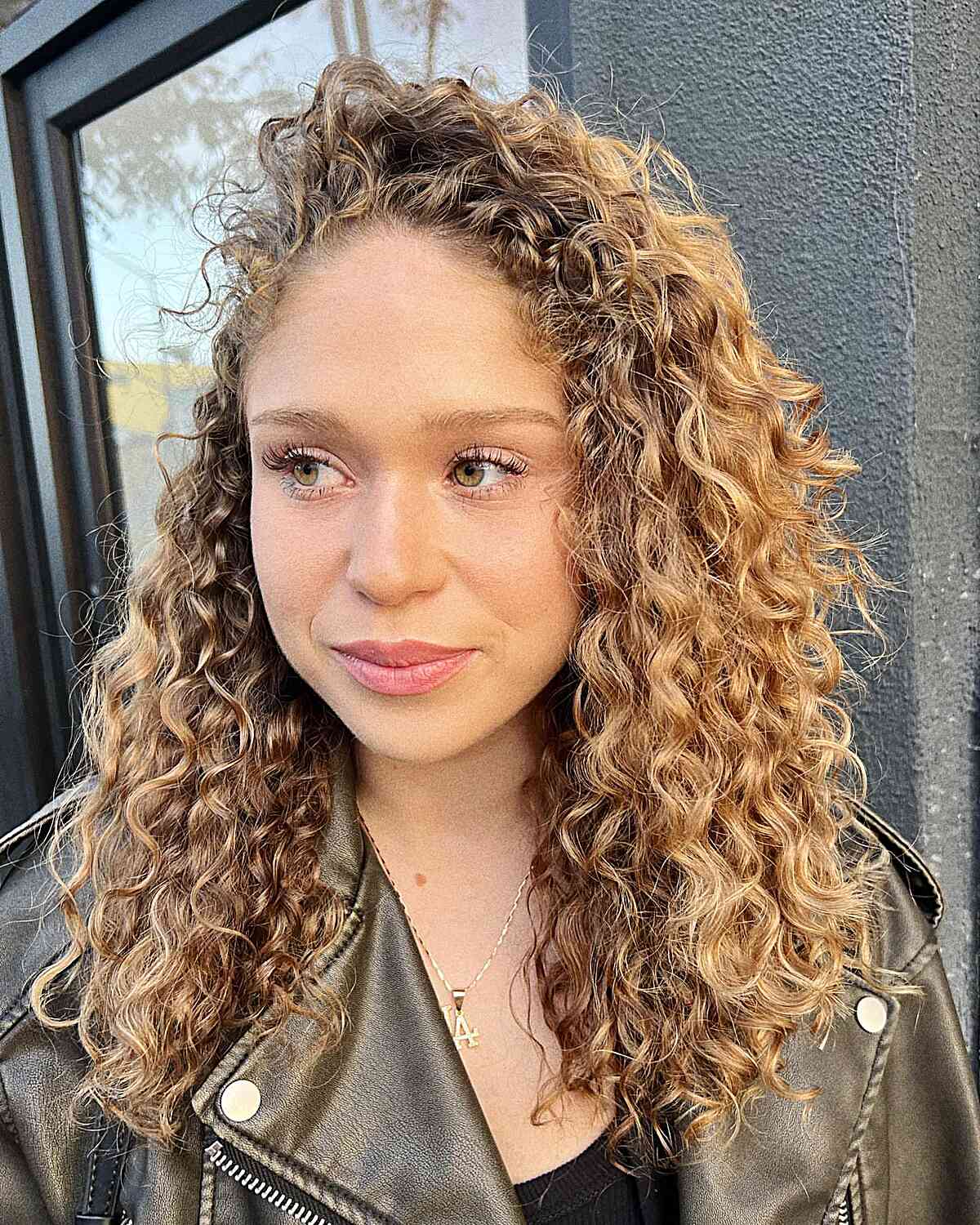 Diffused Golden Curls Simple Hairstyle for ladies in their 30s