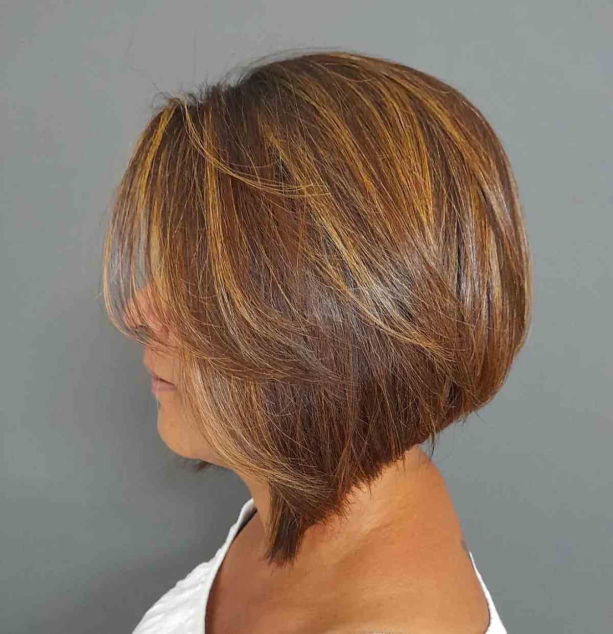 Dimensional Highlights on a Short Bob with Layers