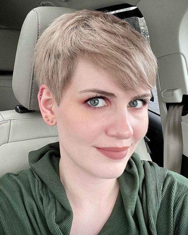 a Dirty blonde bangs