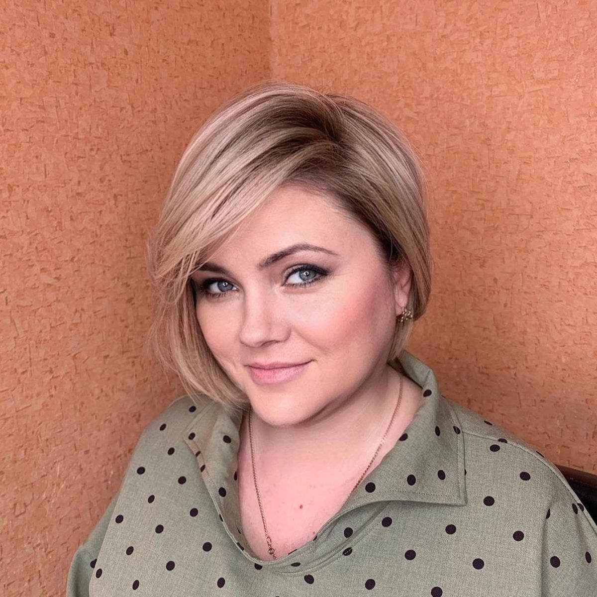 Dirty blonde short angled bob for a round-shaped face