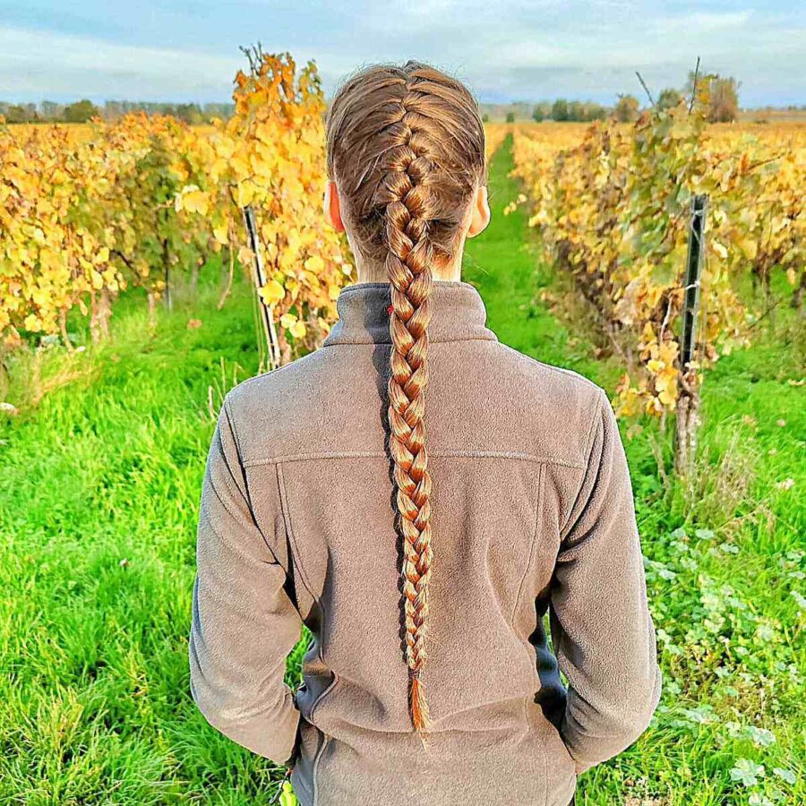 28 Perfect Softball Hairstyles That Are Trendy and Practical