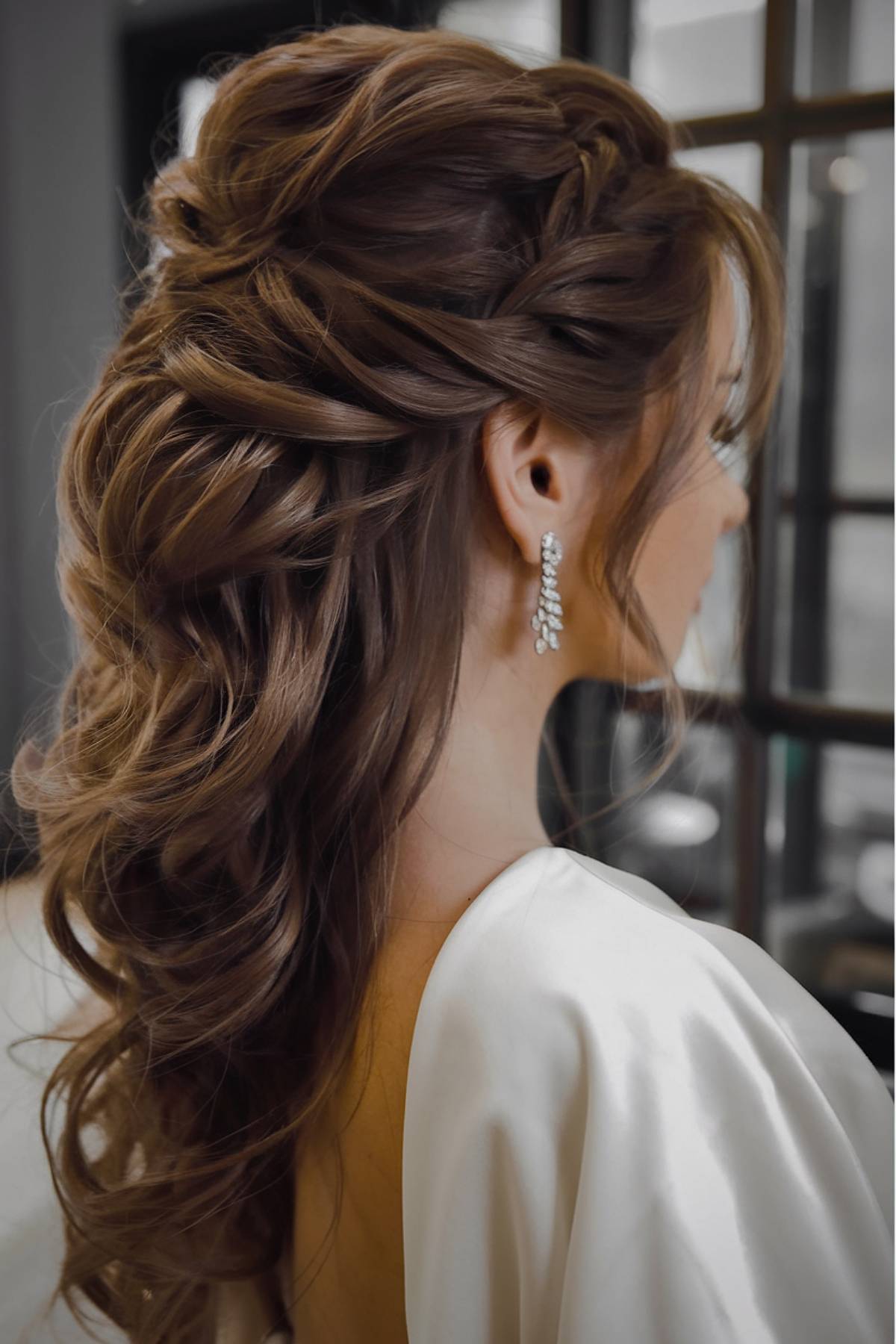 Layered wedding hairstyle for oval faces