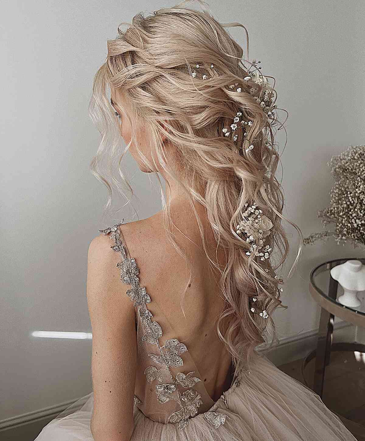 Elegant Long Champagne Blonde Hairstyle with Accents