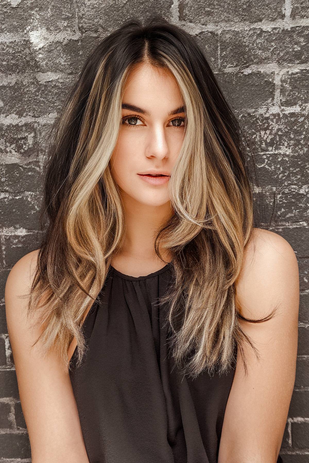 Face-framing long hairstyle with side part and delicate layers 