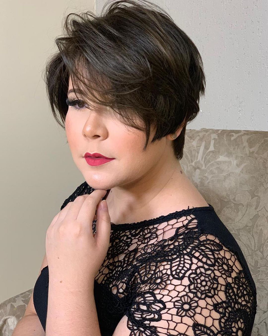 Flattering Textured Pixie for a Round Face