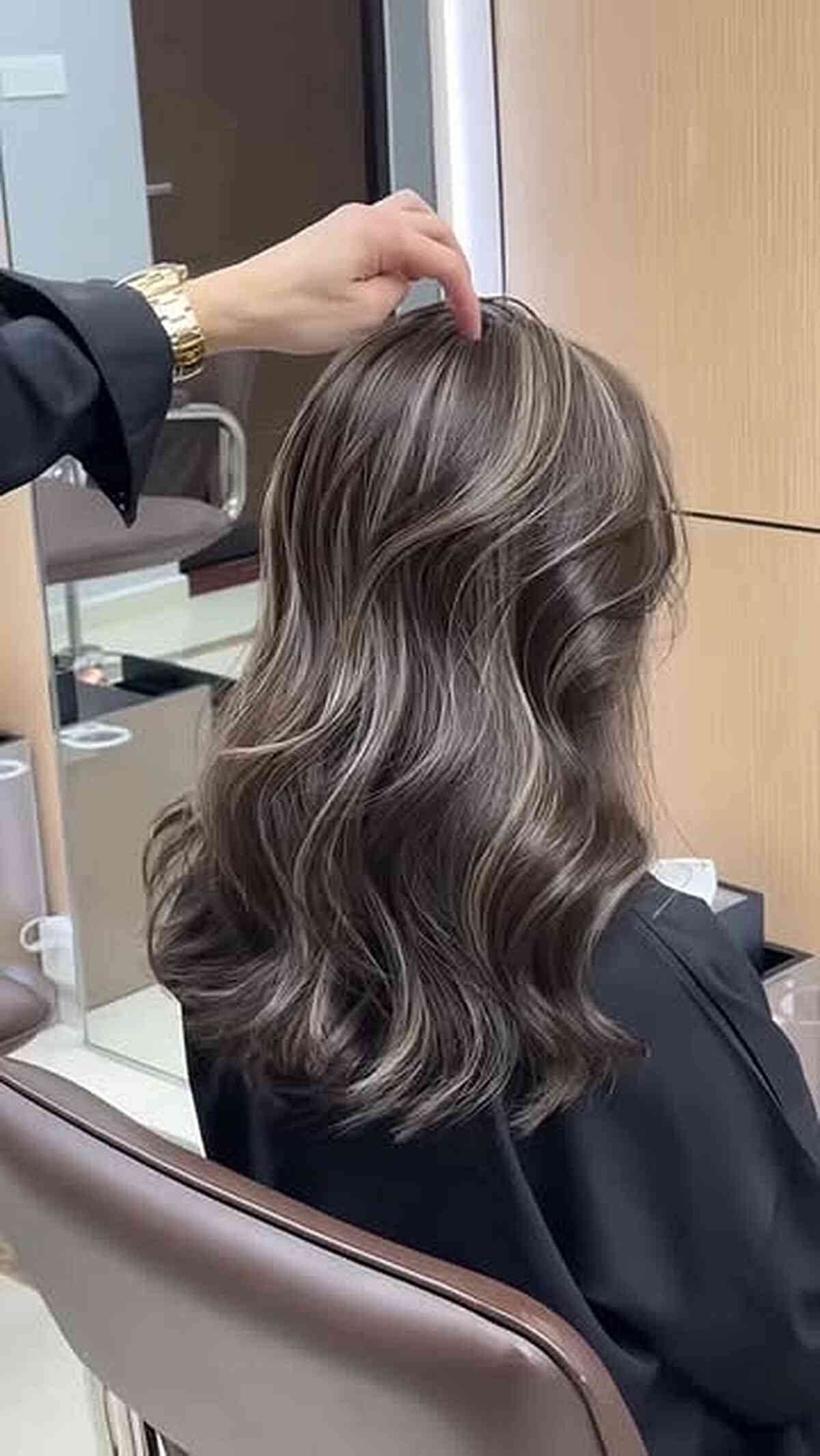 Soft Textured Waves with Subtle Highlights