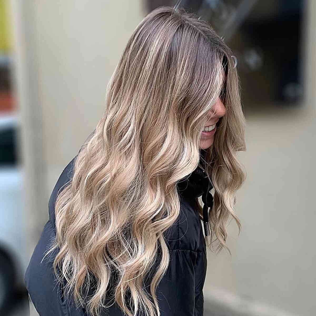 Natural Wavy Hair with Sun-Kissed Highlights