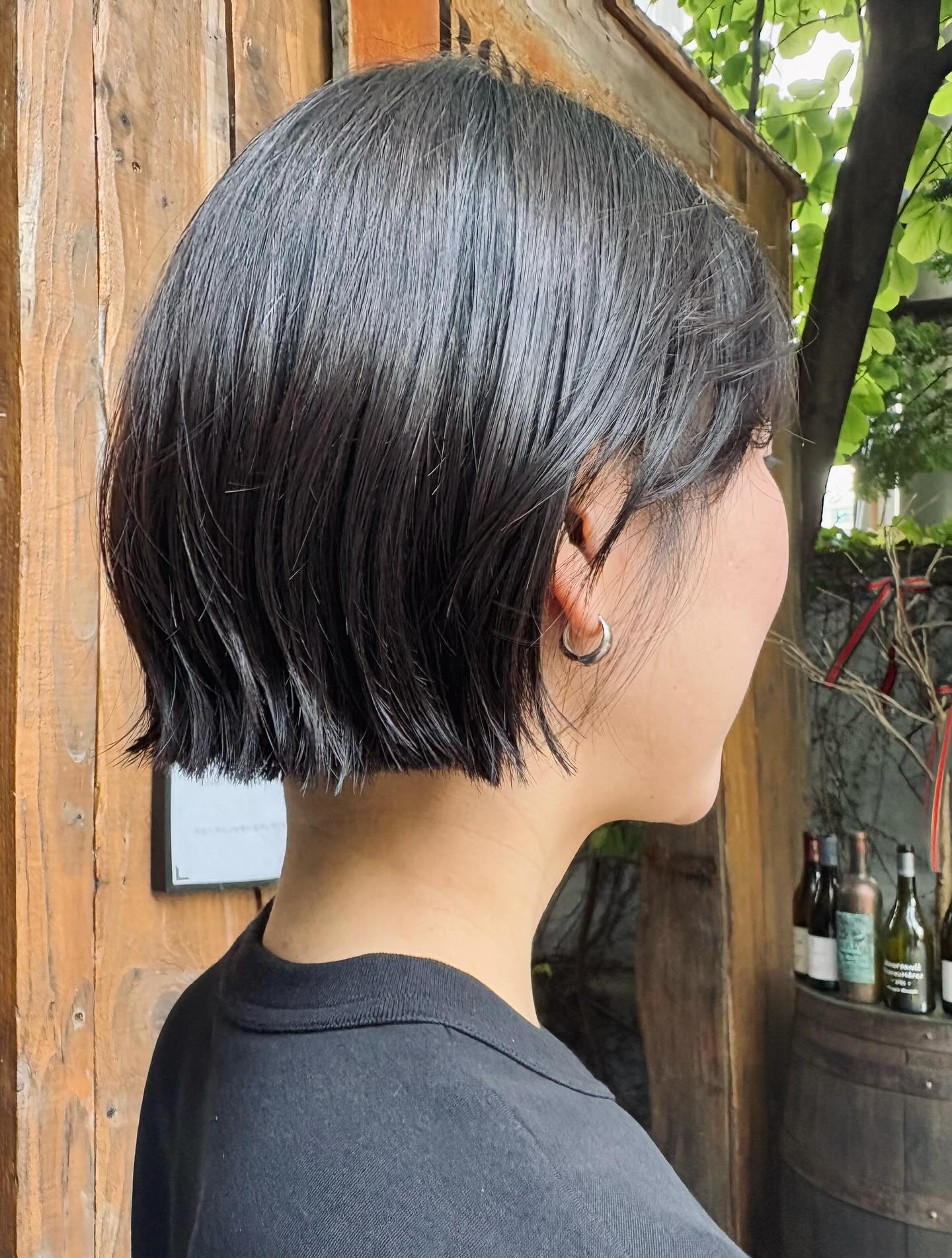 Chic Silver-Gray Inverted Bob with Textured Ends
