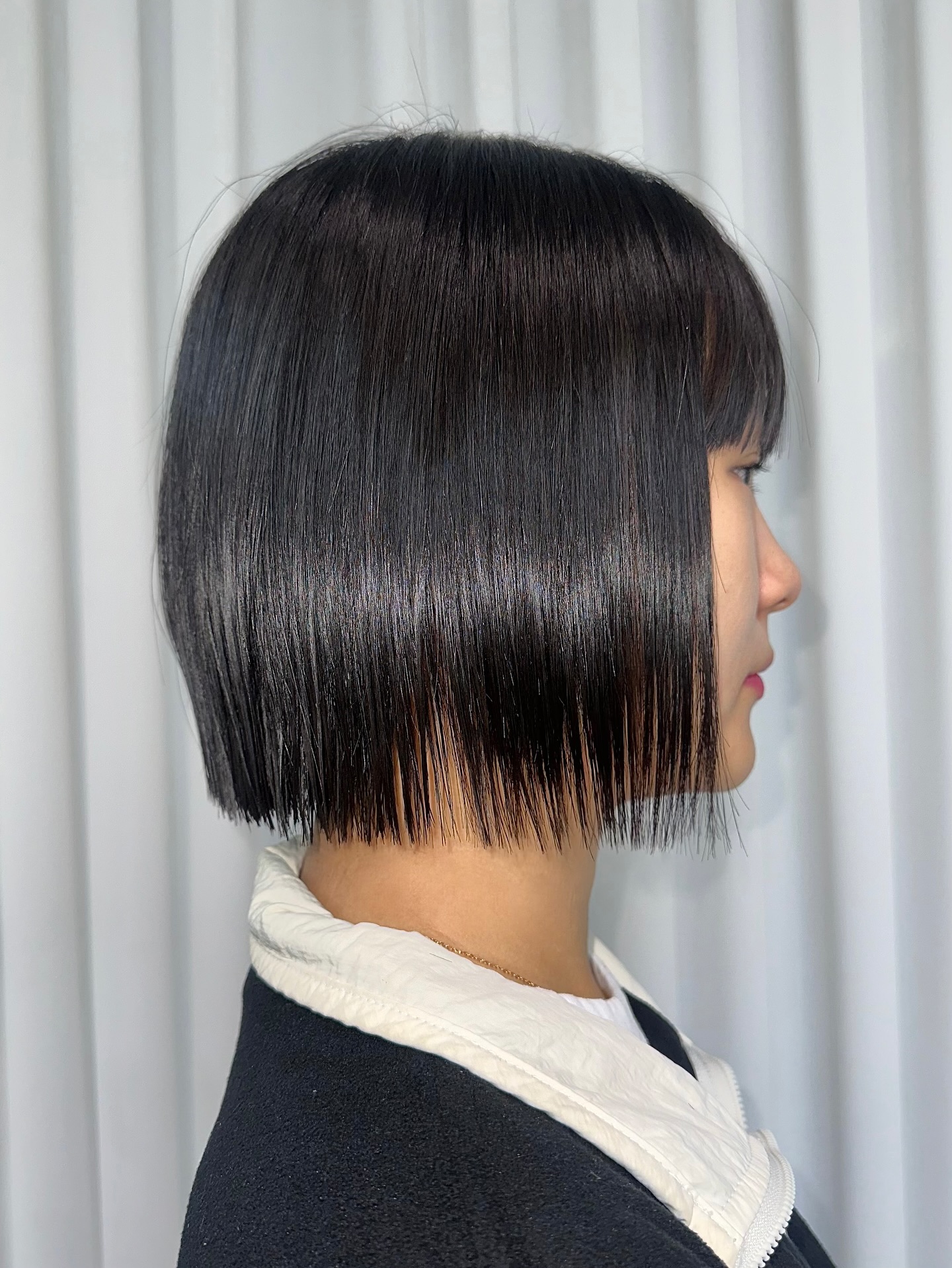 Glossy Midnight Bob with Precision-Cut Edges