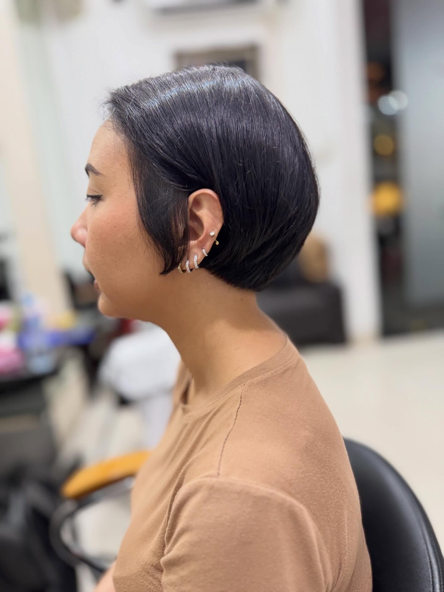 Polished Ebony Rounded Bob with Side Part