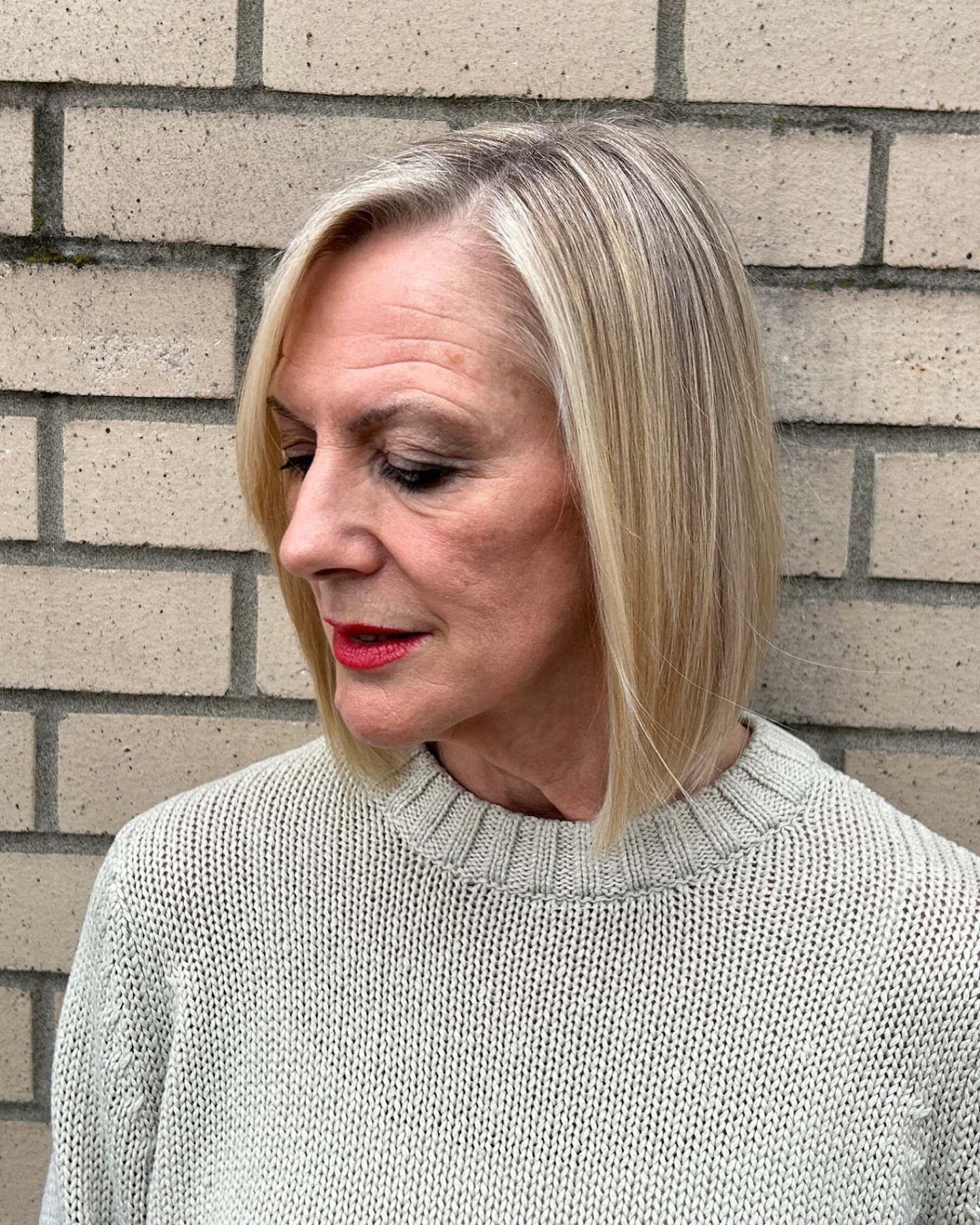 Sleek Silver Layers with Soft Gradation