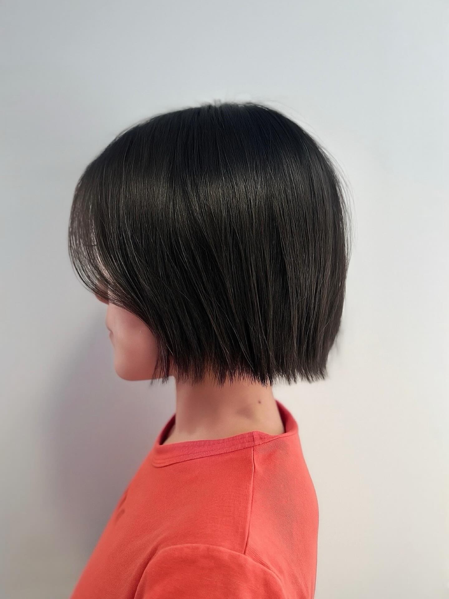 Streamlined Graphite Bob with Precision Cut