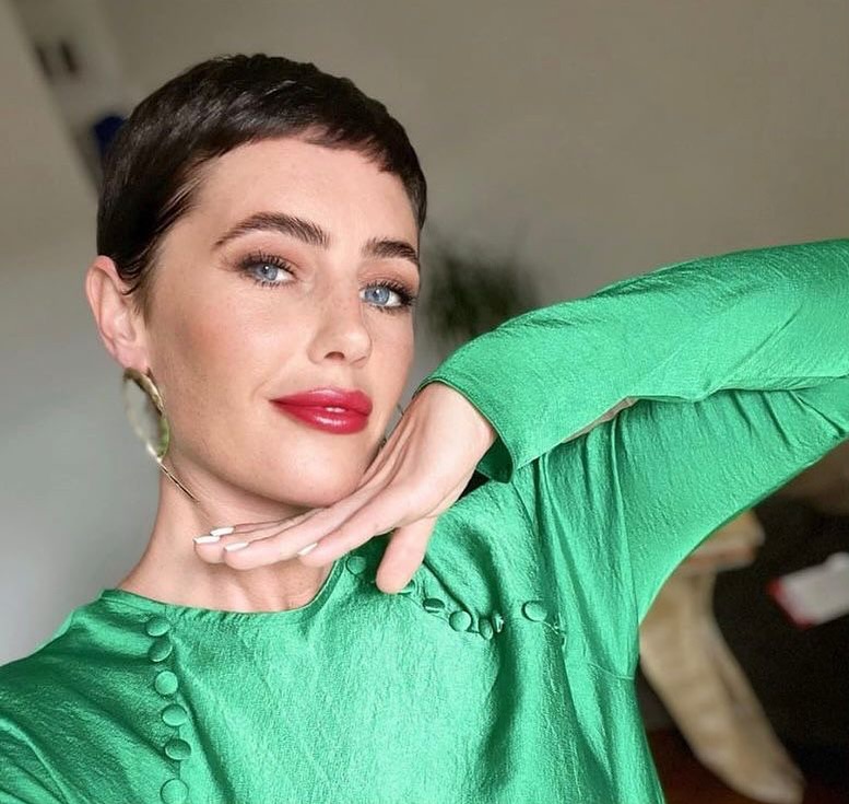 Sleek Emerald-Toned Pixie with Precision Cut