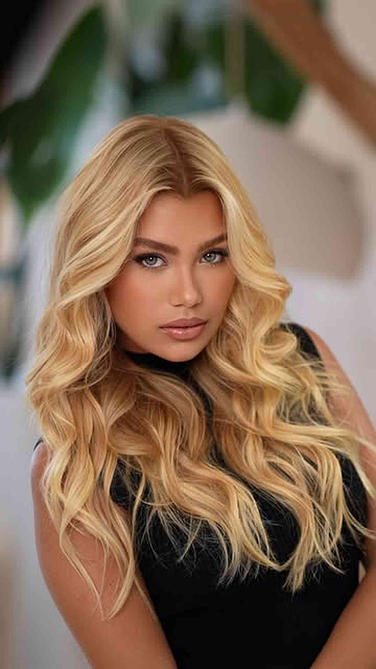 Buttery Blonde Loose Waves