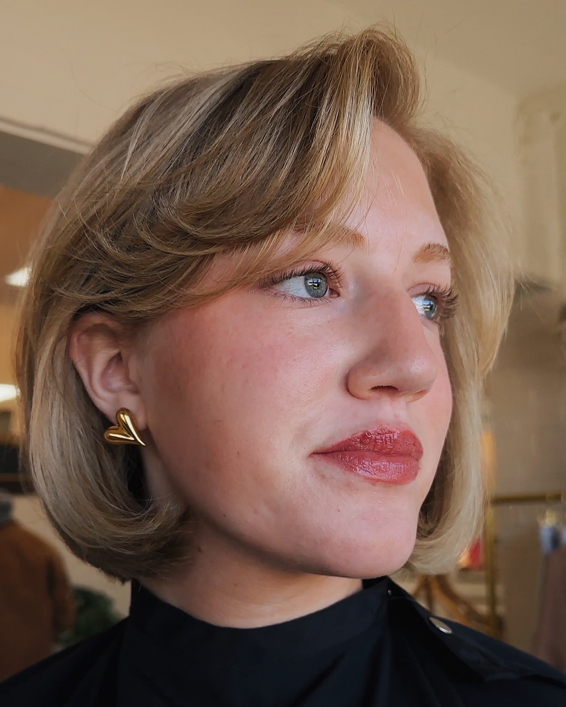 Elegant Contrasting Root Fade on a Classic Bob